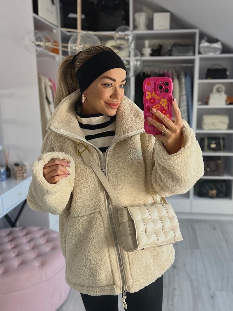Manteau en laine d'agneau à col roulé pour femme