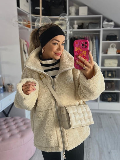 Manteau en laine d'agneau à col roulé pour femme