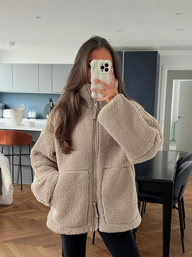 Manteau en laine d'agneau à col roulé pour femme